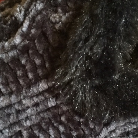 Memory foam, no slip faux fur slippers ONLY $7 when bundles W/4 or more items! - Picture 4 of 10